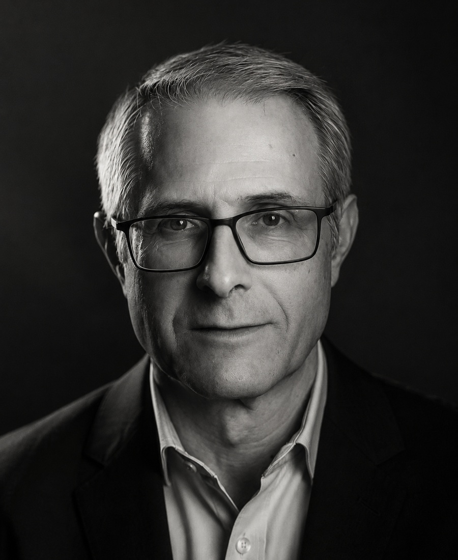 Retrato en blanco y negro de J. M. Martín, autor de Universo Basilea